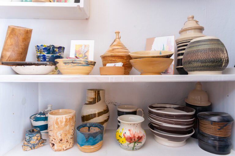 Una estantería con varios objetos de artesanía de Moclinejo