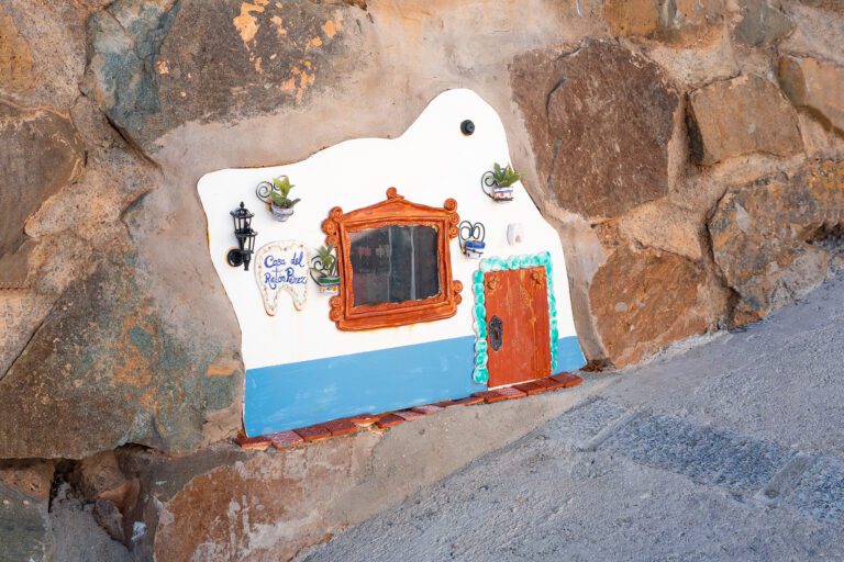 Casa del Ratoncito Pérez en Moclinejo construida en una pared de piedra