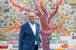Retrato de Antonio Montañez, creador de la Casa Museo Axarquía, en un mosaico de un árbol en el Parque de Picapedreros