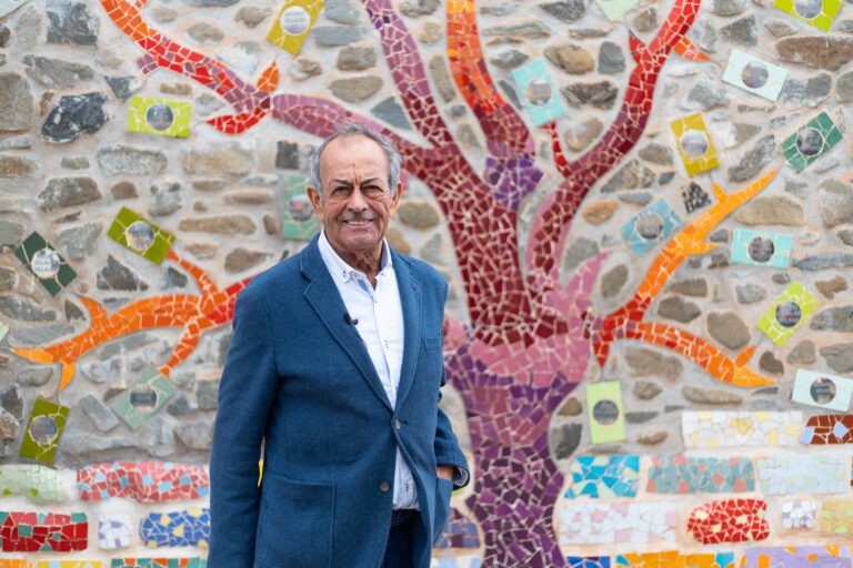 Retrato de Antonio Montañez, creador de la Casa Museo Axarquía, en un mosaico de un árbol en el Parque de Picapedreros