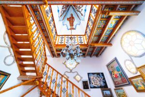 Escalera e imagen de los vendimiadores tallada en madera en el interior del torreón de la Casa Museo Axarquía