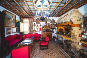 Salón de la Casa Museo Axarquía, con elementos tradicionales y mosaicos cerámicos en el techo
