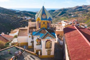 Vista exterior de la Casa Museo Axarquía con el mar al fondo