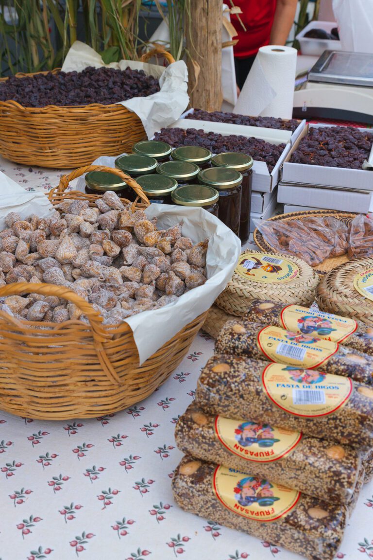 Productos locales como pasas, higos secos y miel en un puestecillo en la Fiesta de Viñeros de Moclinejo