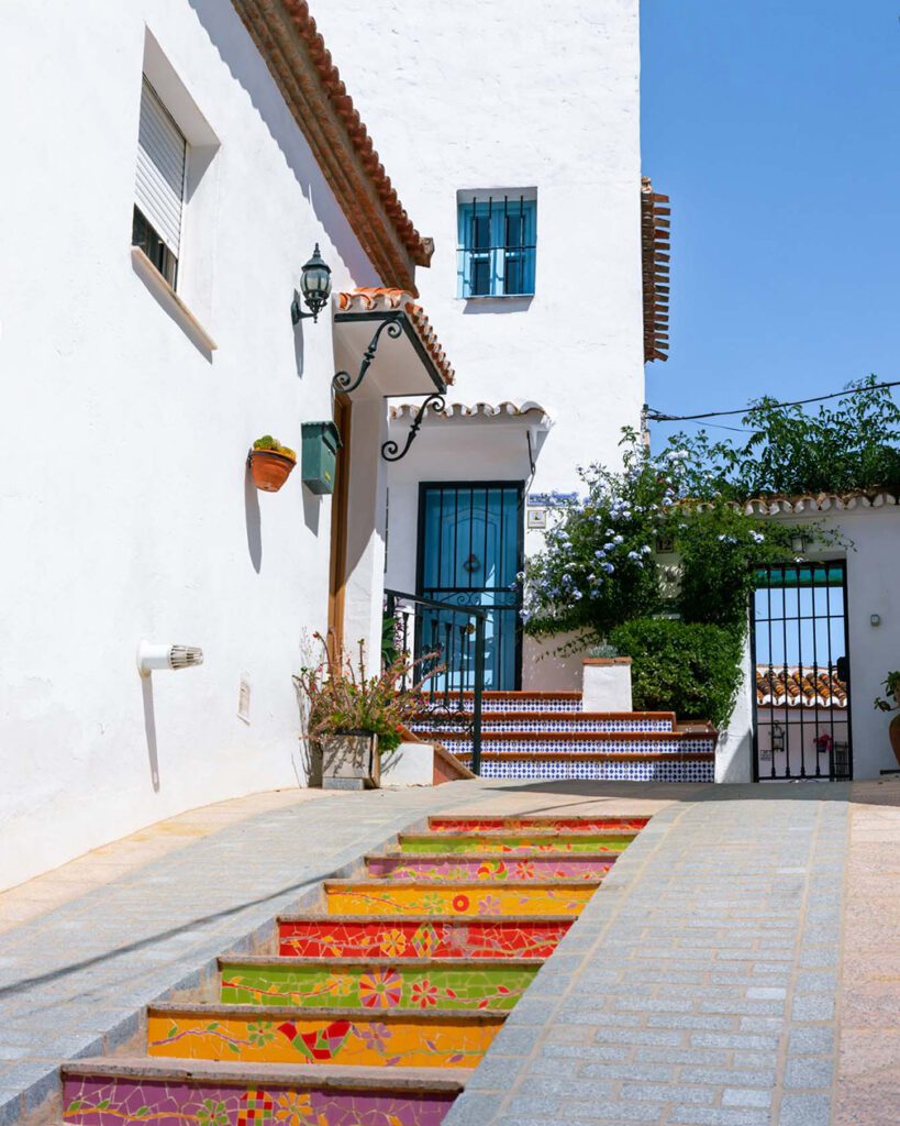 Escalera de colores en una calle de Moclinejo