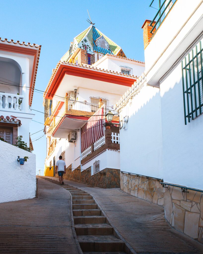 Calle con una escalera y vistas a la Casa Museo Axarquía en El Valdés