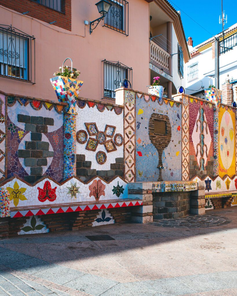 Fuente de mosaciso construida por Antonio Montañez en la plaza Axarquía de El Valdés
