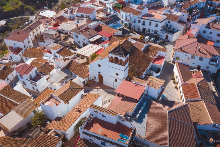 Vista aérea de Moclinejo y su iglesia