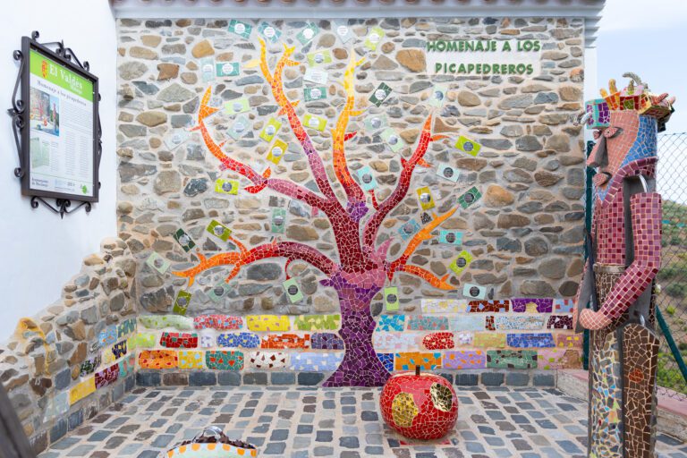 Mosaico del monumento Homenaje a los Picapedreros realizado con restos de derribo