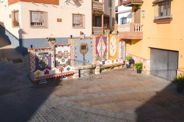 Vista de la Plaza Axarquía, en la pedanía de El Valdés, con la fuente de Antonio Montañez como protagonista