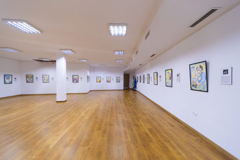 Exposición de arte en la sala de exposiciones de Moclinejo