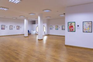 Exposición de arte en la sala de exposiciones de Moclinejo