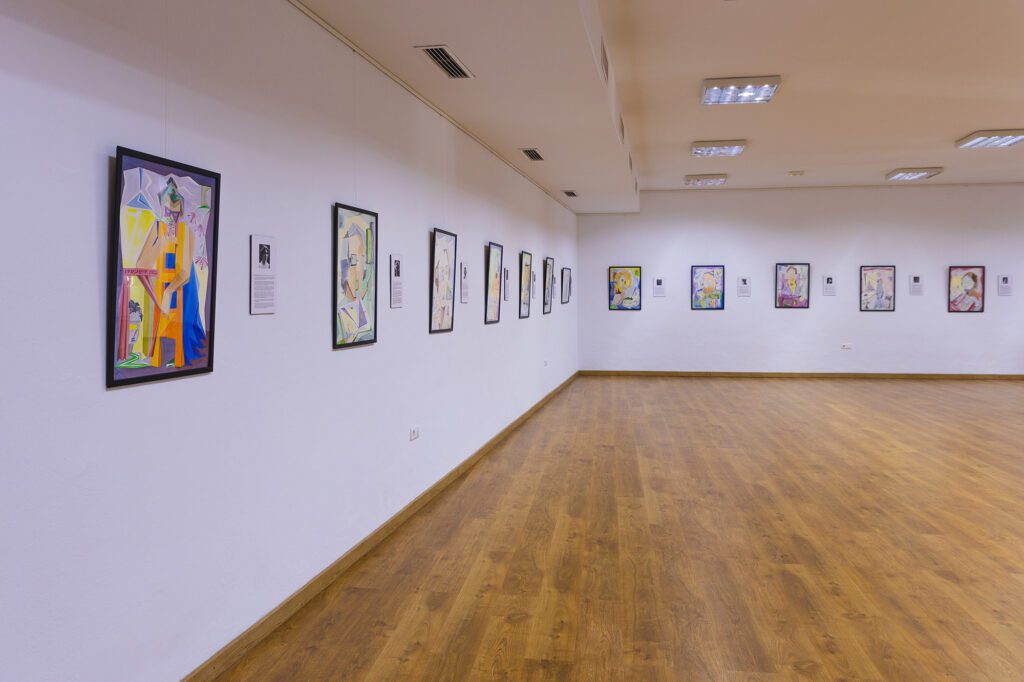 Exposición de arte en la sala de exposiciones de Moclinejo