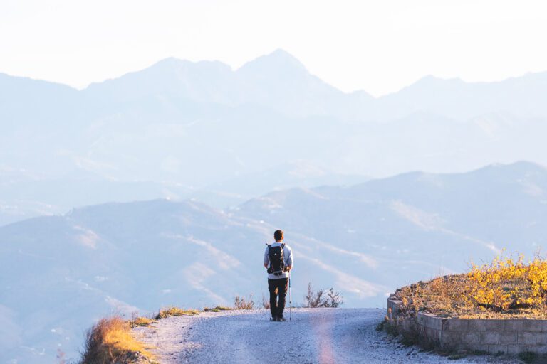 Hombre senderista mirando hacia El pico Lucero desde una ruta de senderismo en Moclinejo