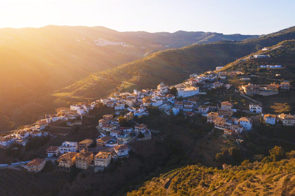 Vista aérea de la pedanía de El Valdés y sus alrededores al atardecer