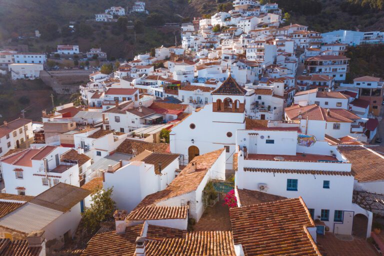 Vista aérea de Moclinejo con la iglesia como protagonista