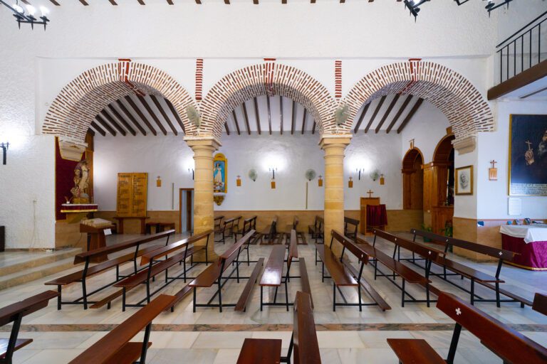 Interior de la iglesia de Moclinejo con los arcos laterales